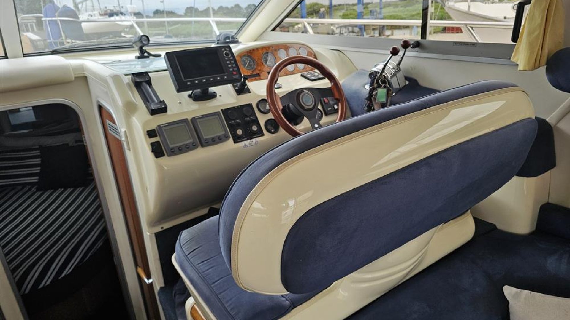 Sealine F33