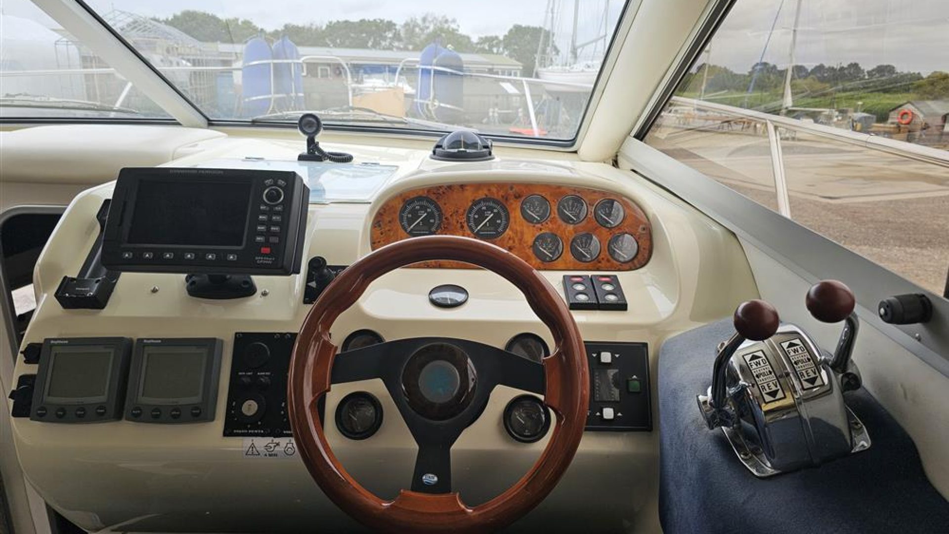 Sealine F33