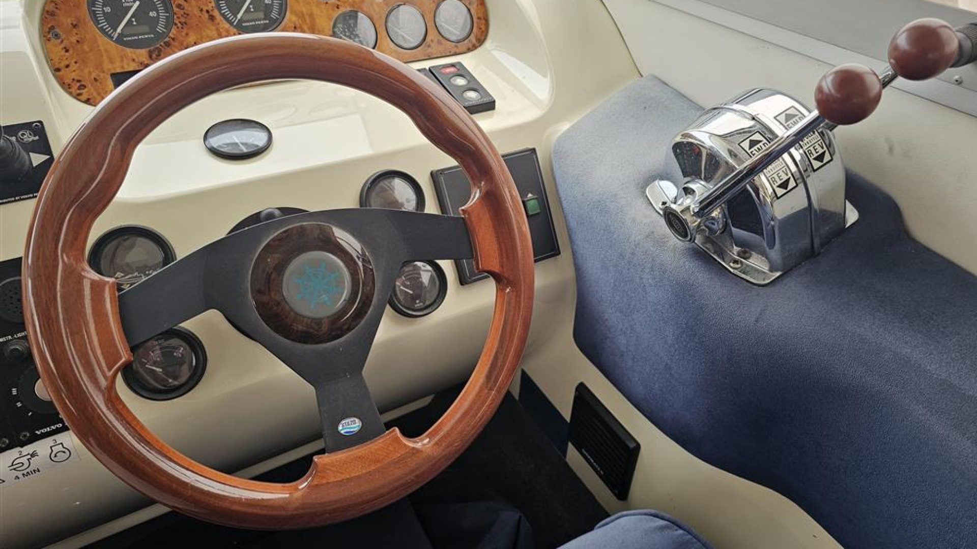 Sealine F33
