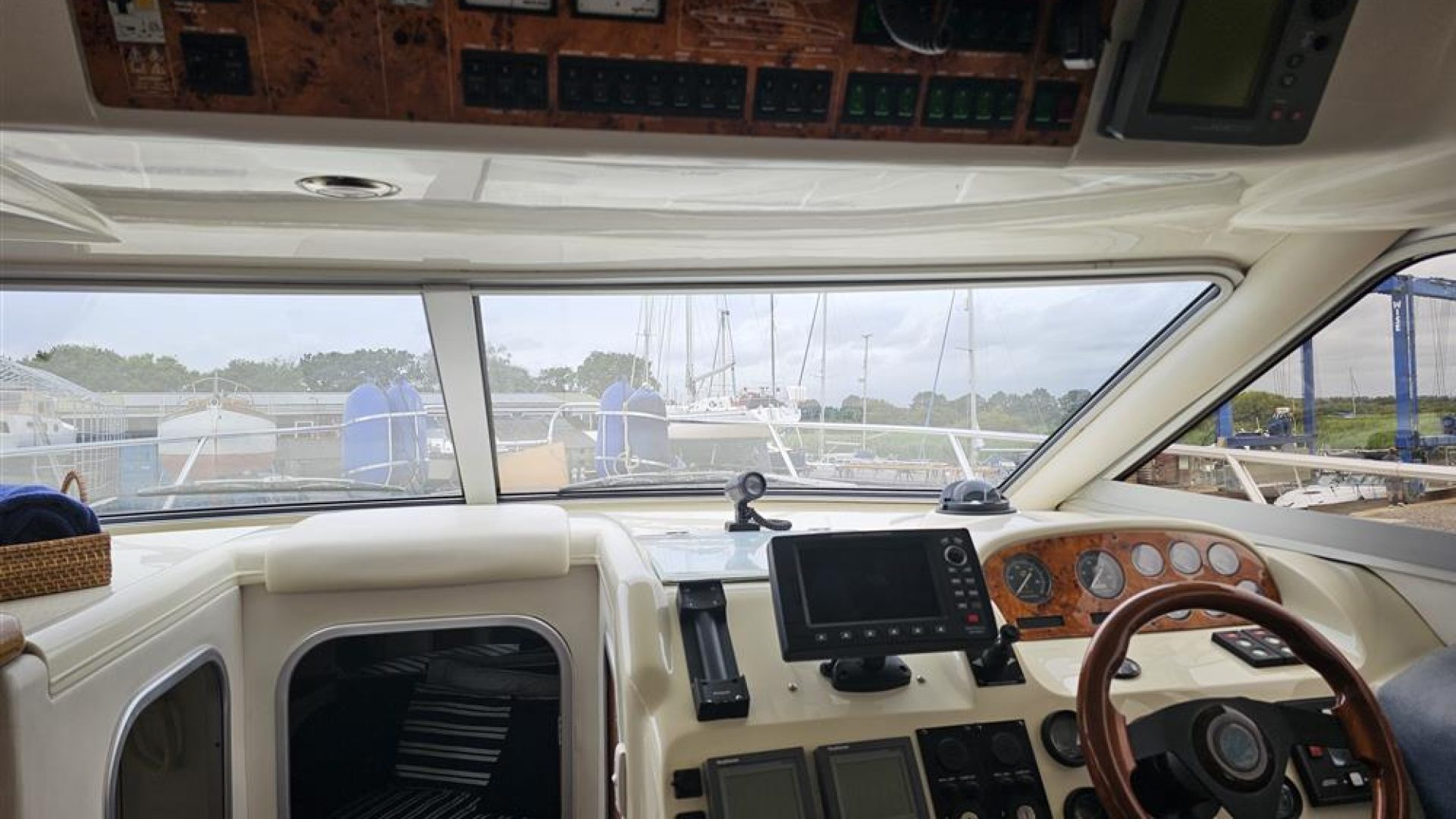 Sealine F33