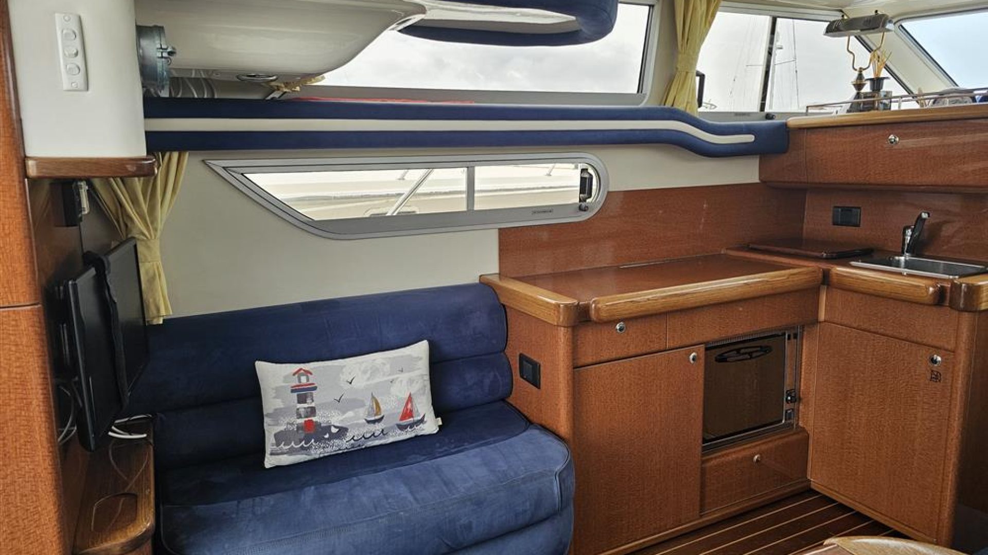 Sealine F33