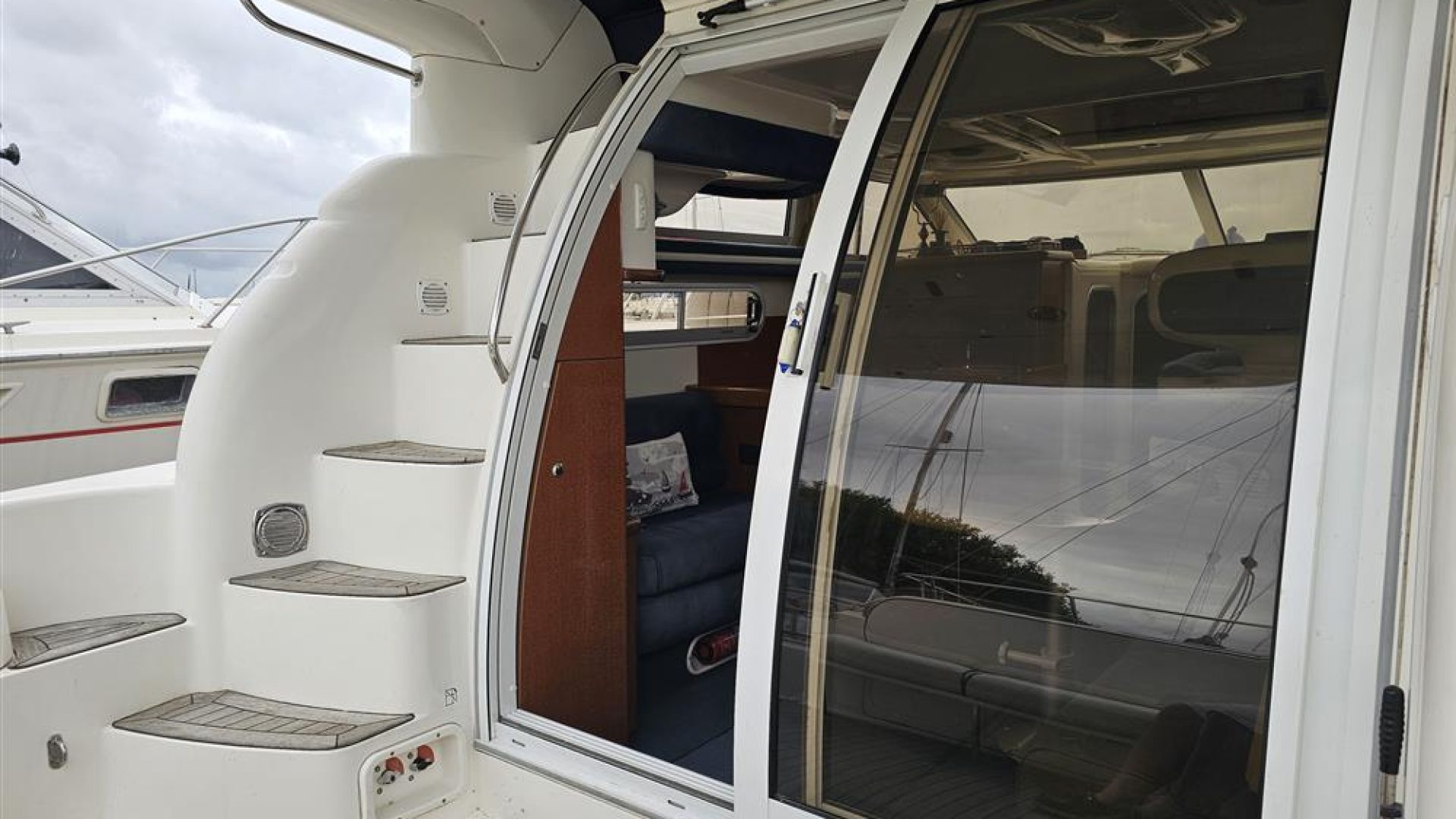 Sealine F33