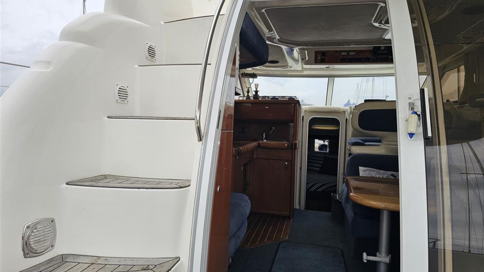 Sealine F33