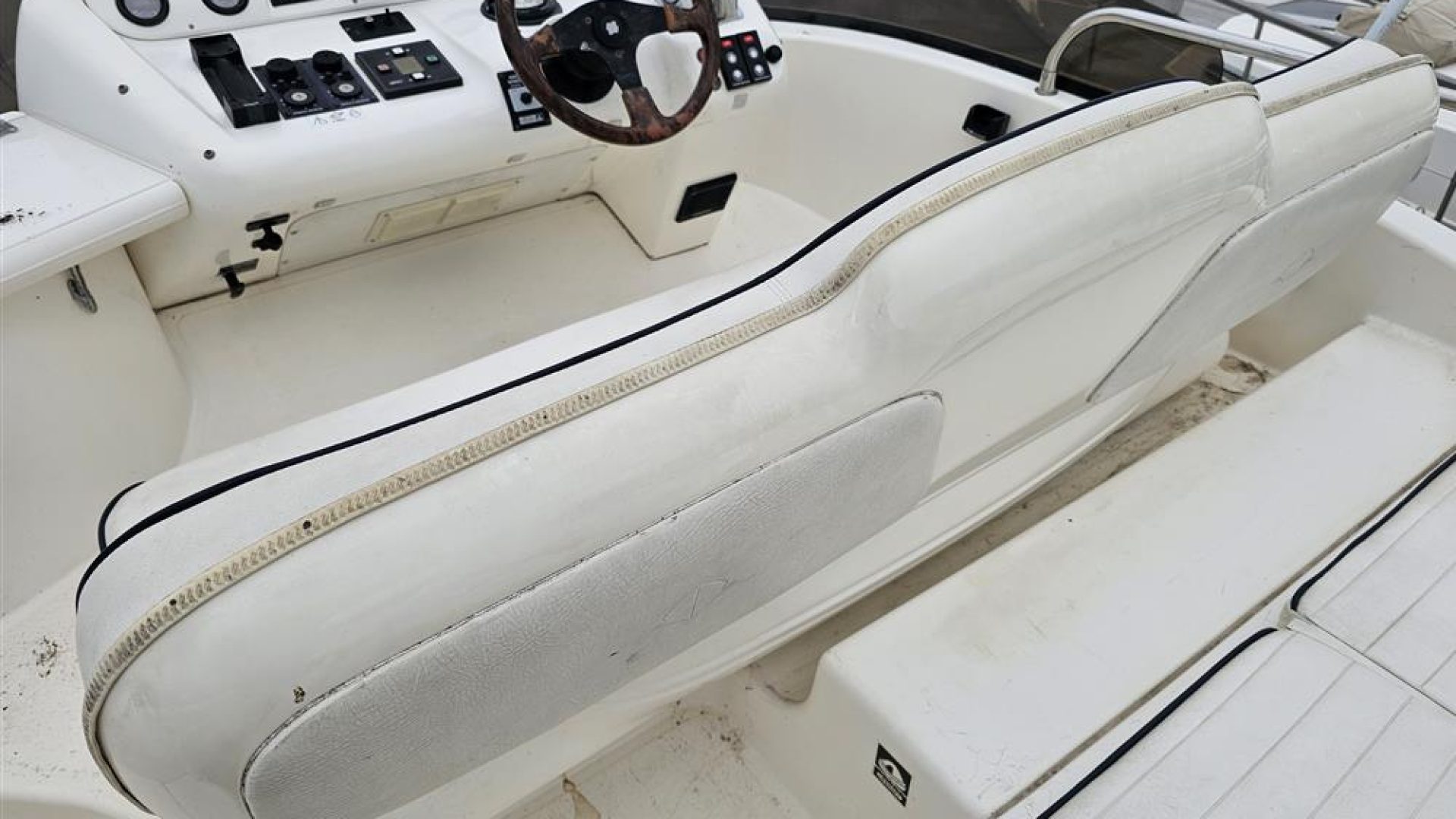 Sealine F33