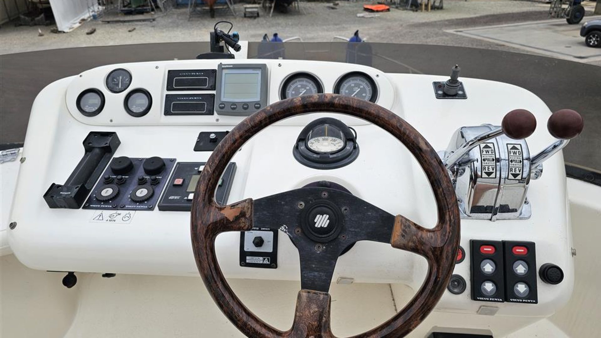 Sealine F33