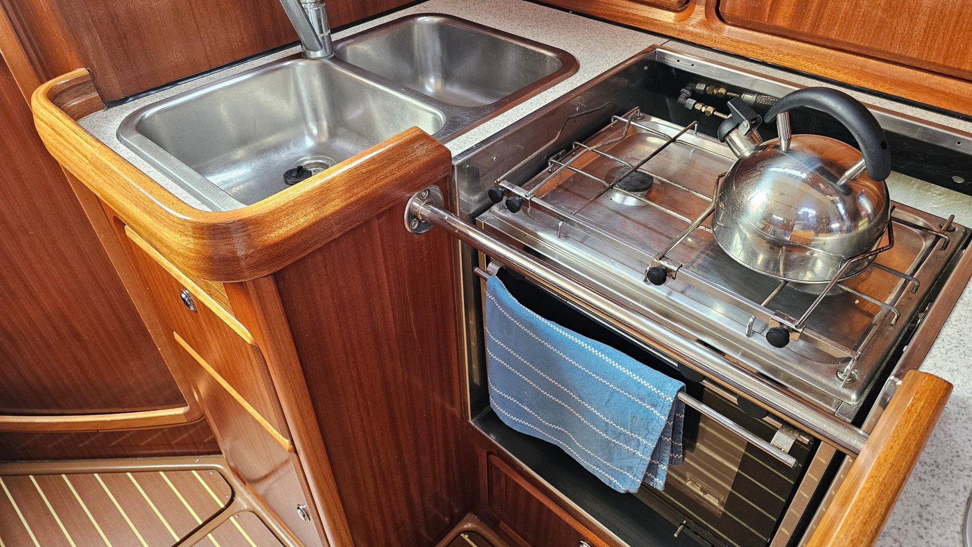Bavaria 37