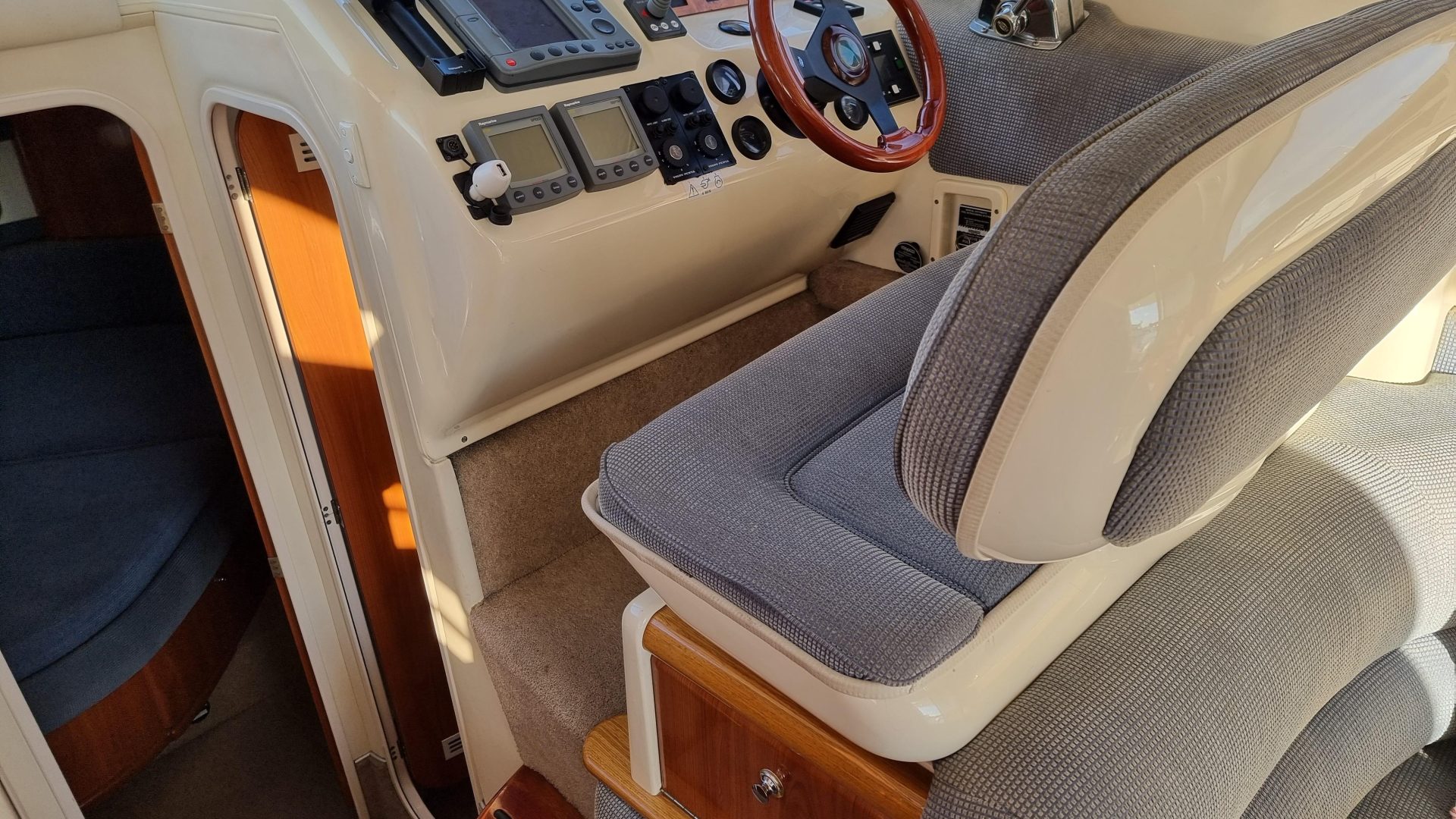 Sealine F33