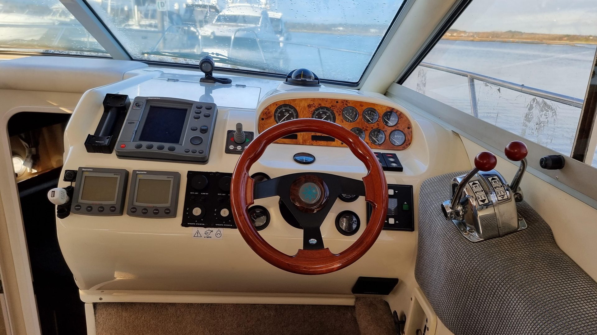 Sealine F33