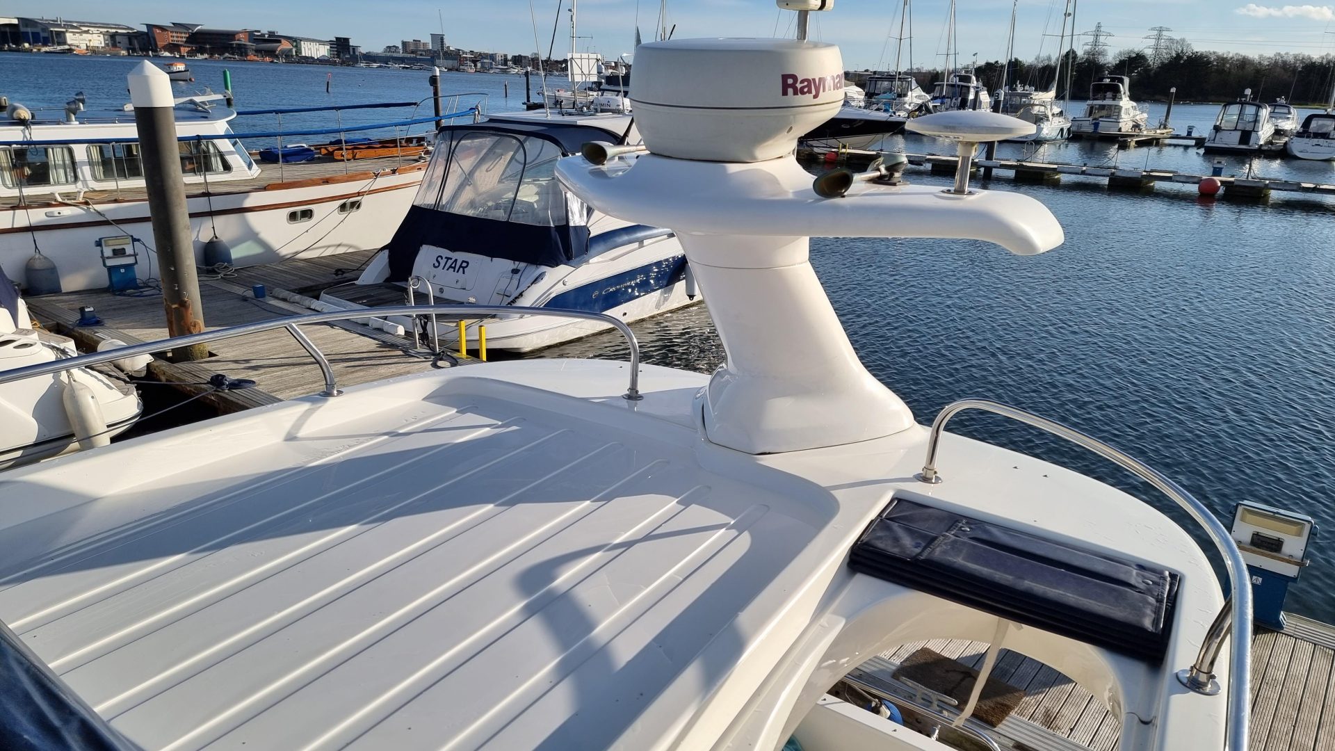 Sealine F33
