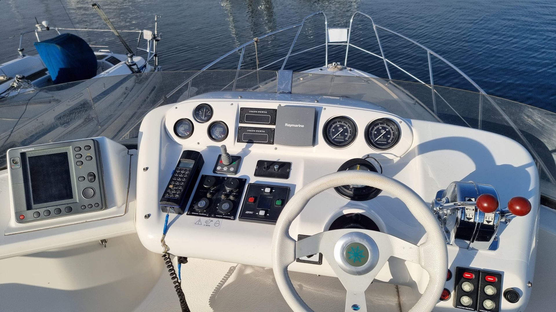 Sealine F33