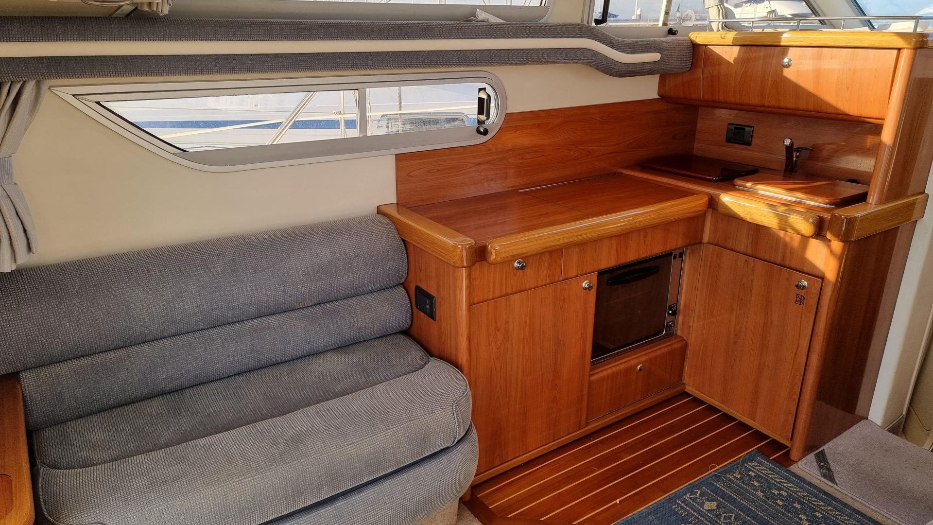 Sealine F33