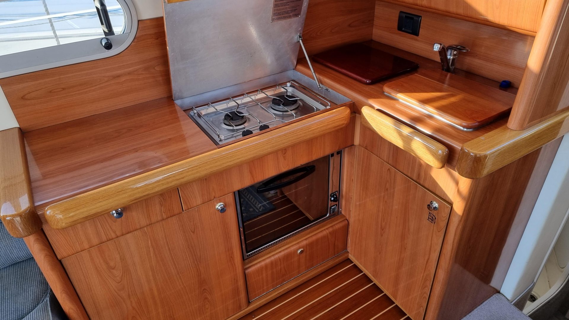 Sealine F33