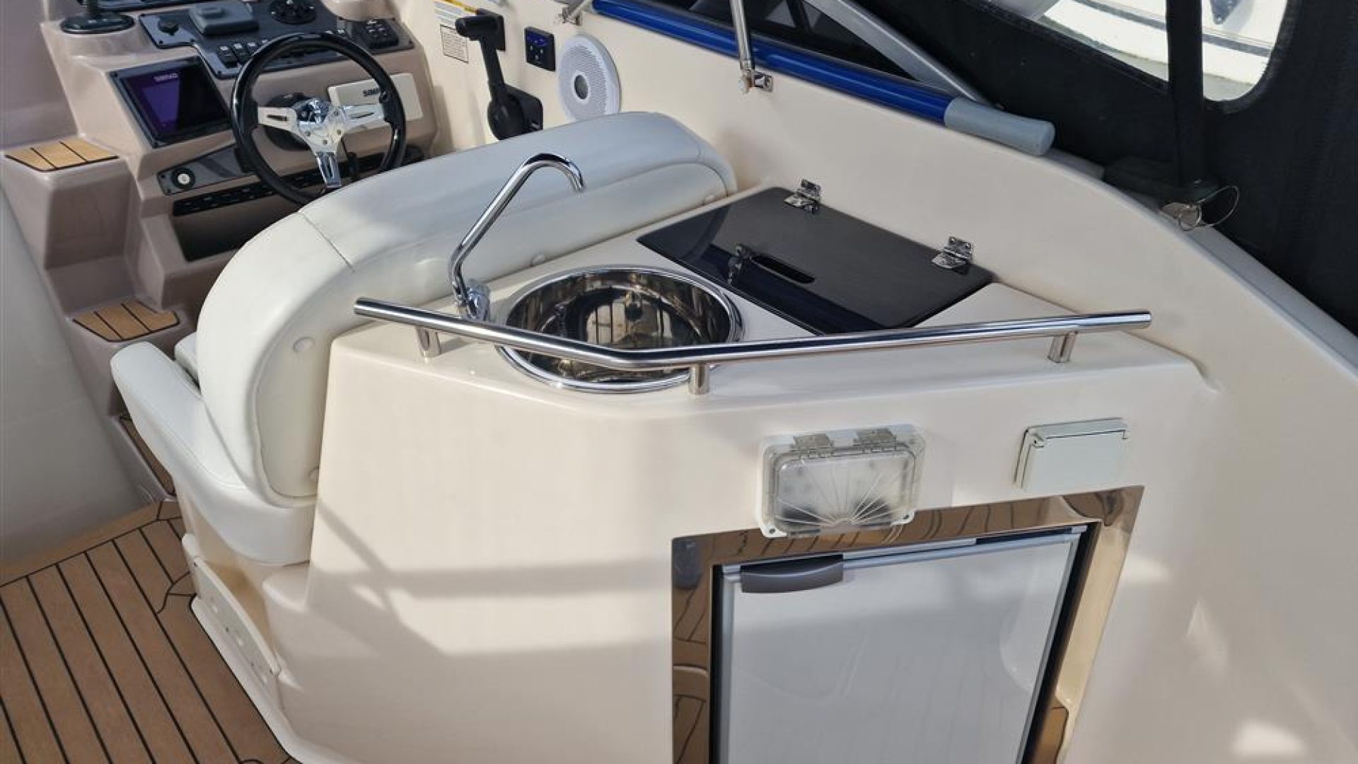 Rinker 270