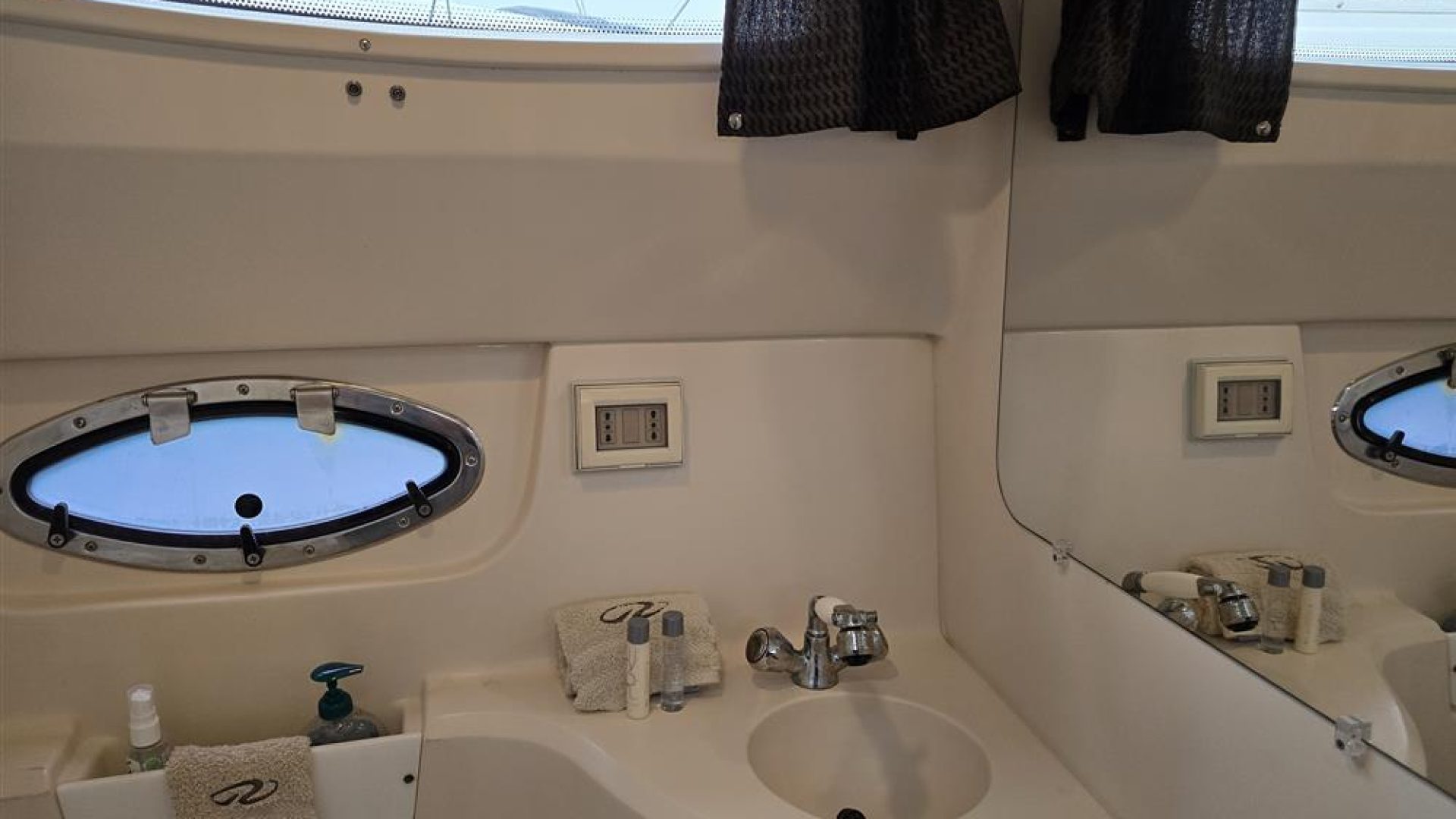 Regal 2565 Window Express