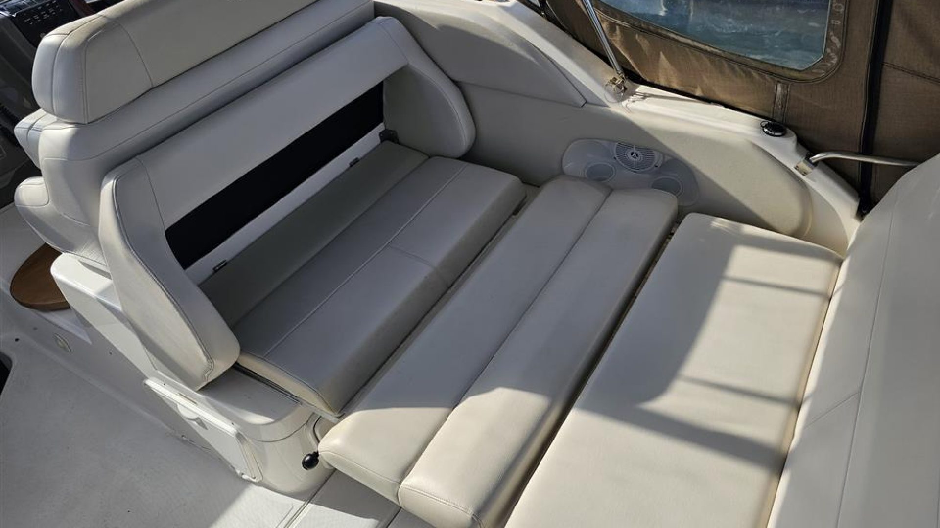 Regal 2665 Commodore