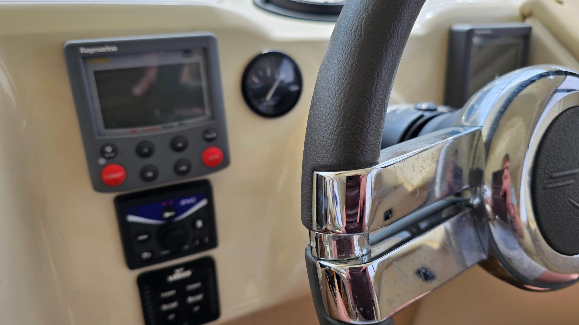 Sealine F37