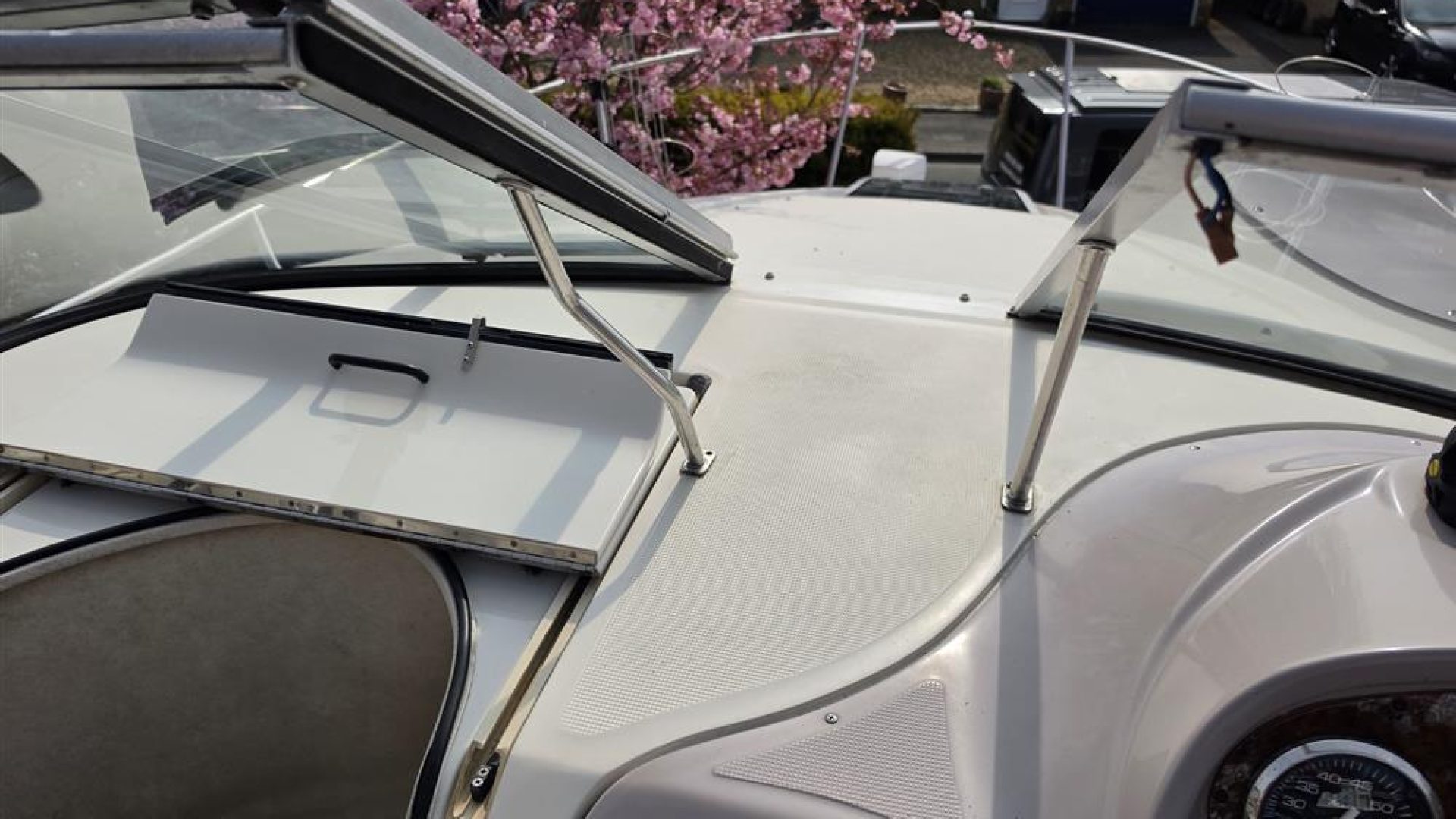 Regal 242 Commodore