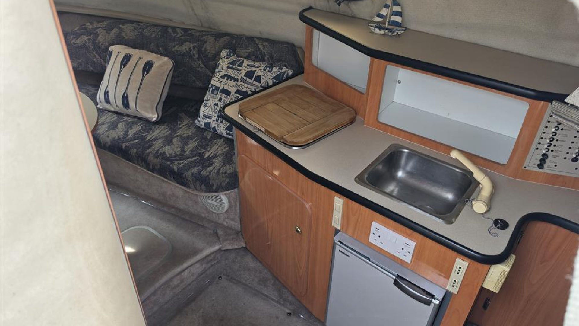 Regal 242 Commodore
