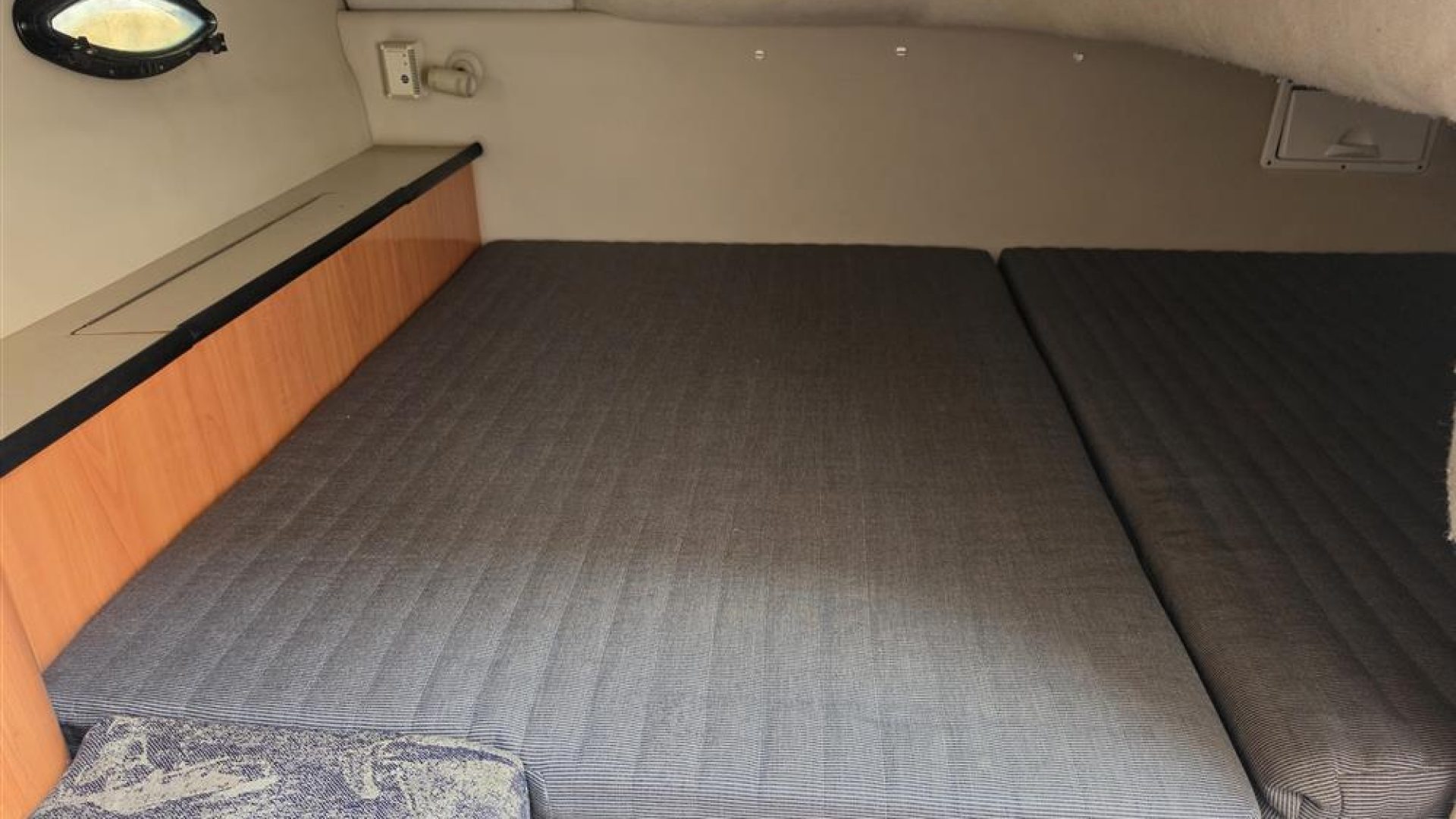 Regal 242 Commodore