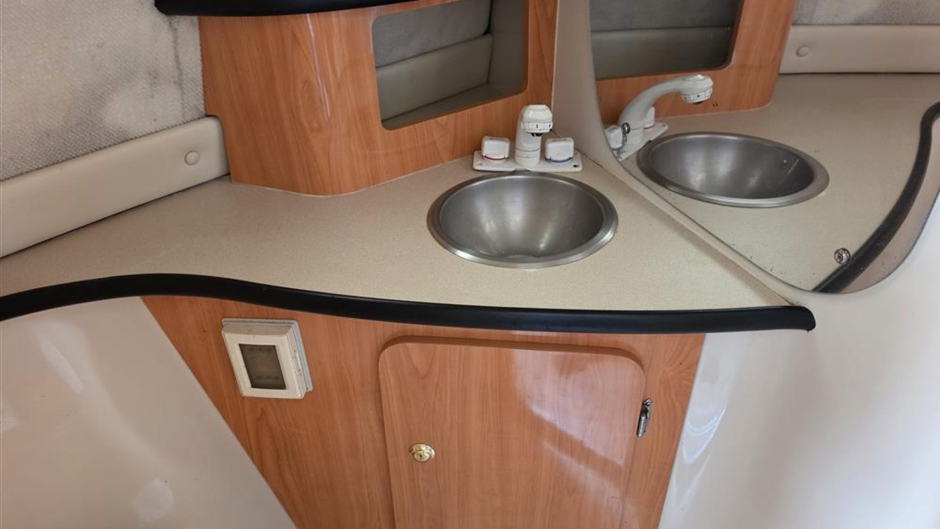 Regal 242 Commodore