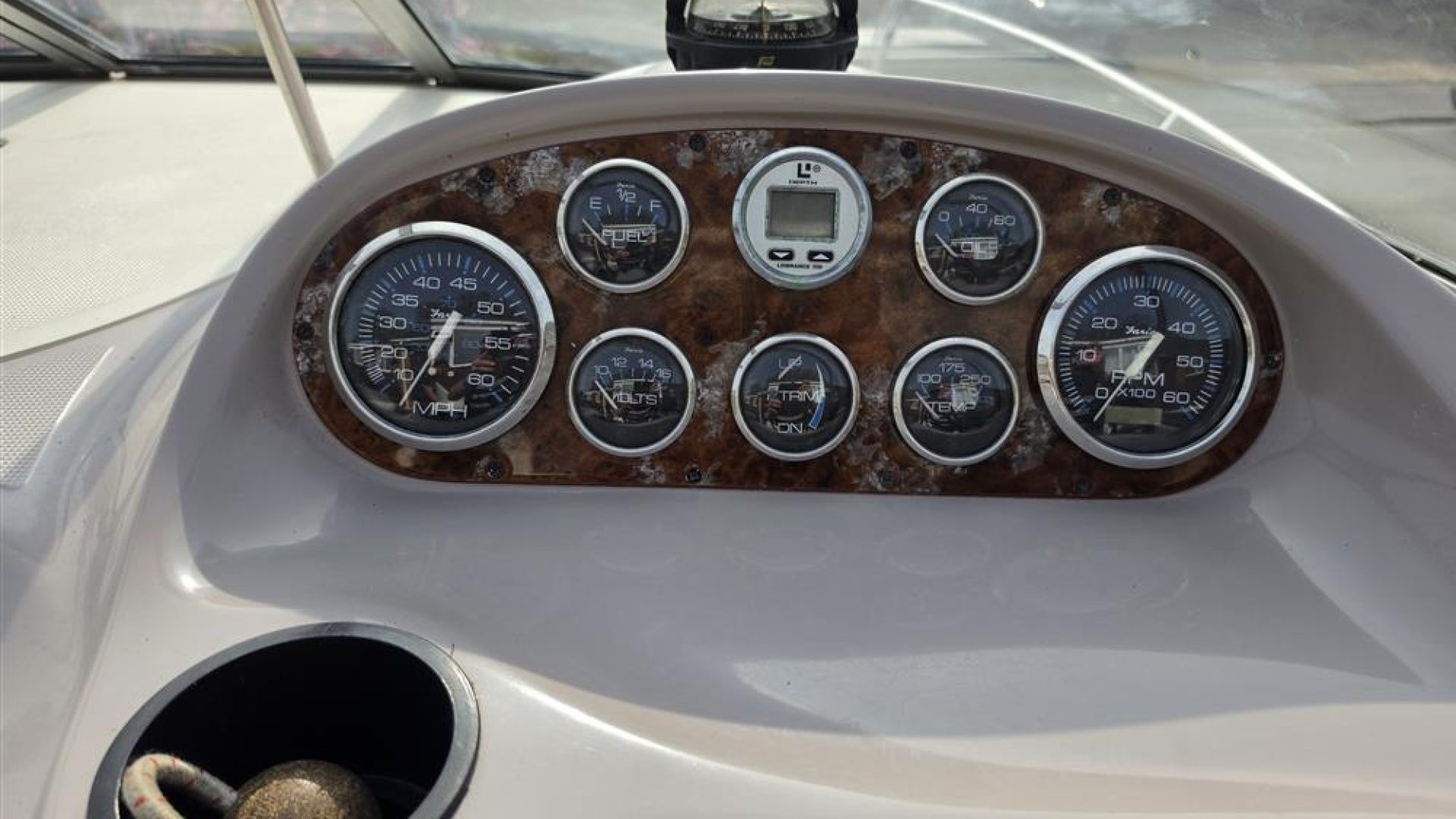 Regal 242 Commodore